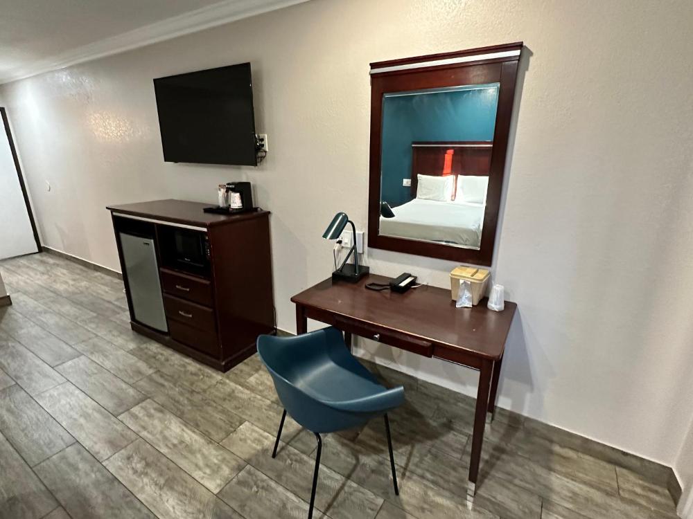 Queen Room with Two Queen Beds, Mobility Access and Roll-In shower, Non-Smoking interior