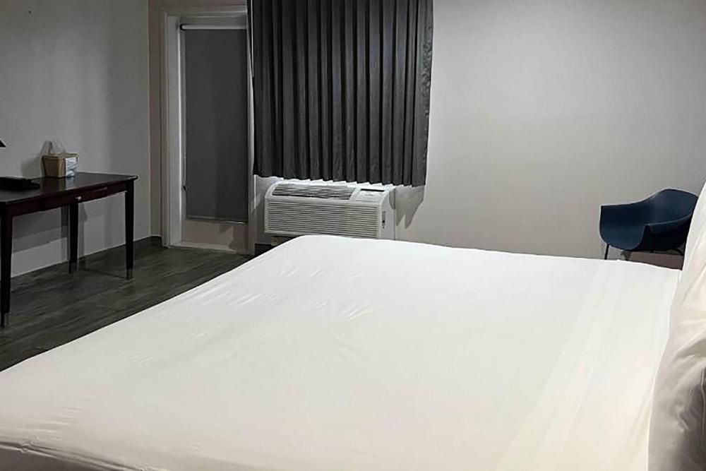 King Room - Non-Smoking interior